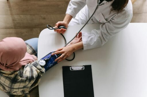 Equipo médico realizando una biopsia para el diagnóstico de cáncer.