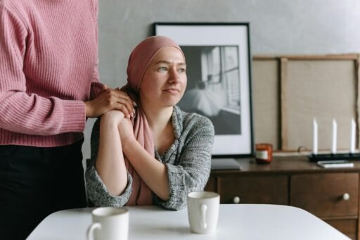 Símbolos de causas comunes del cáncer, incluyendo el tabaquismo y la radiación