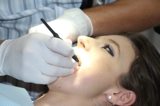 Uso de hilo dental para una limpieza dental completa