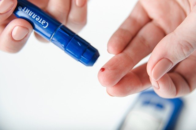 Escena realista de un profesional de la salud asesorando a un paciente sobre el manejo de la diabetes.