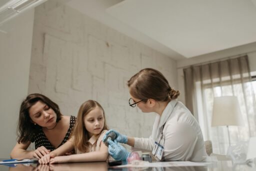 Persona inyectándose insulina en un entorno doméstico, destacando el manejo de la diabetes.